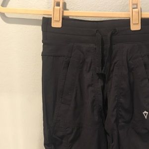 IVIVA Cropped Pants